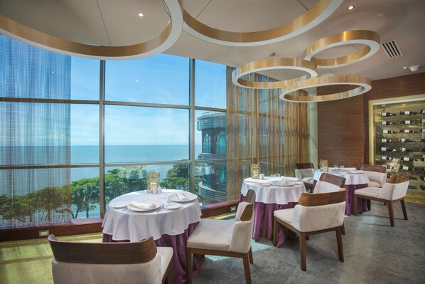 Déjeuner et dîner servis sur place, vue sur la mer 