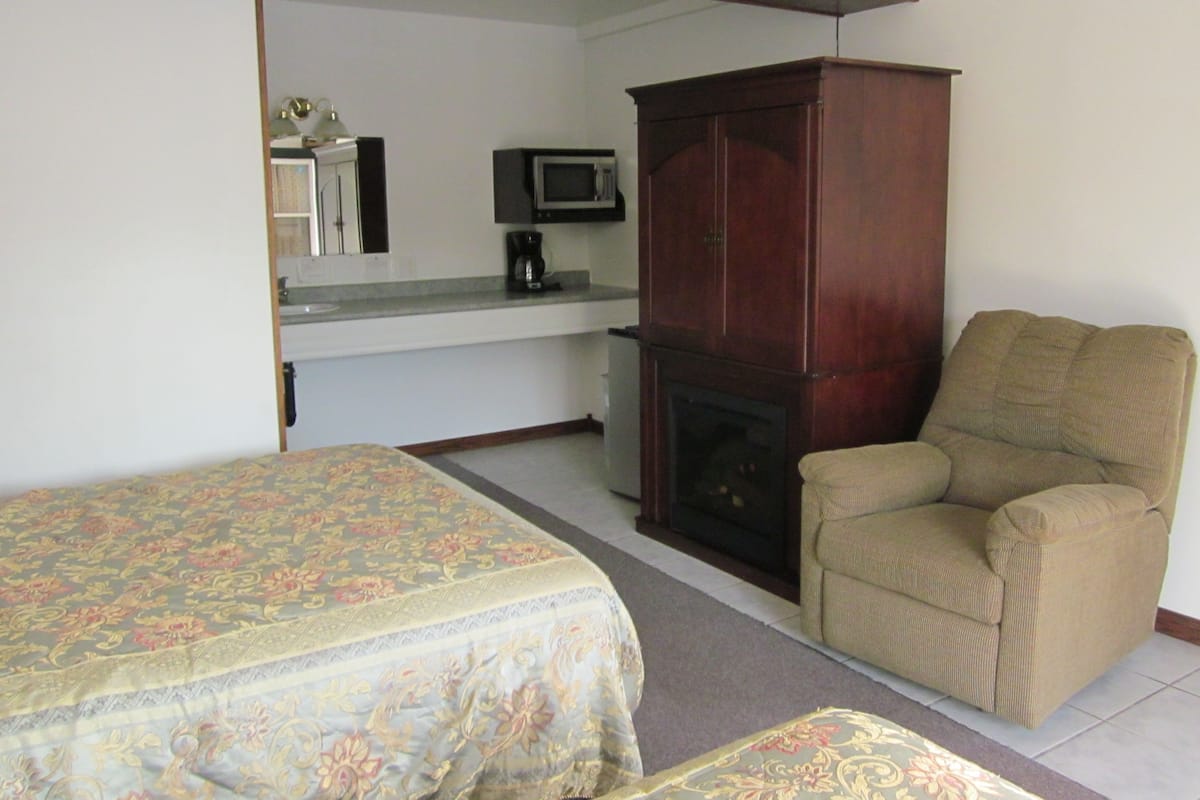 Standard Room, 2 Katil Kelamin (Double), Refrigerator & Microwave, River View (Riverside) | Ruang tamu | TV, pemain DVD 