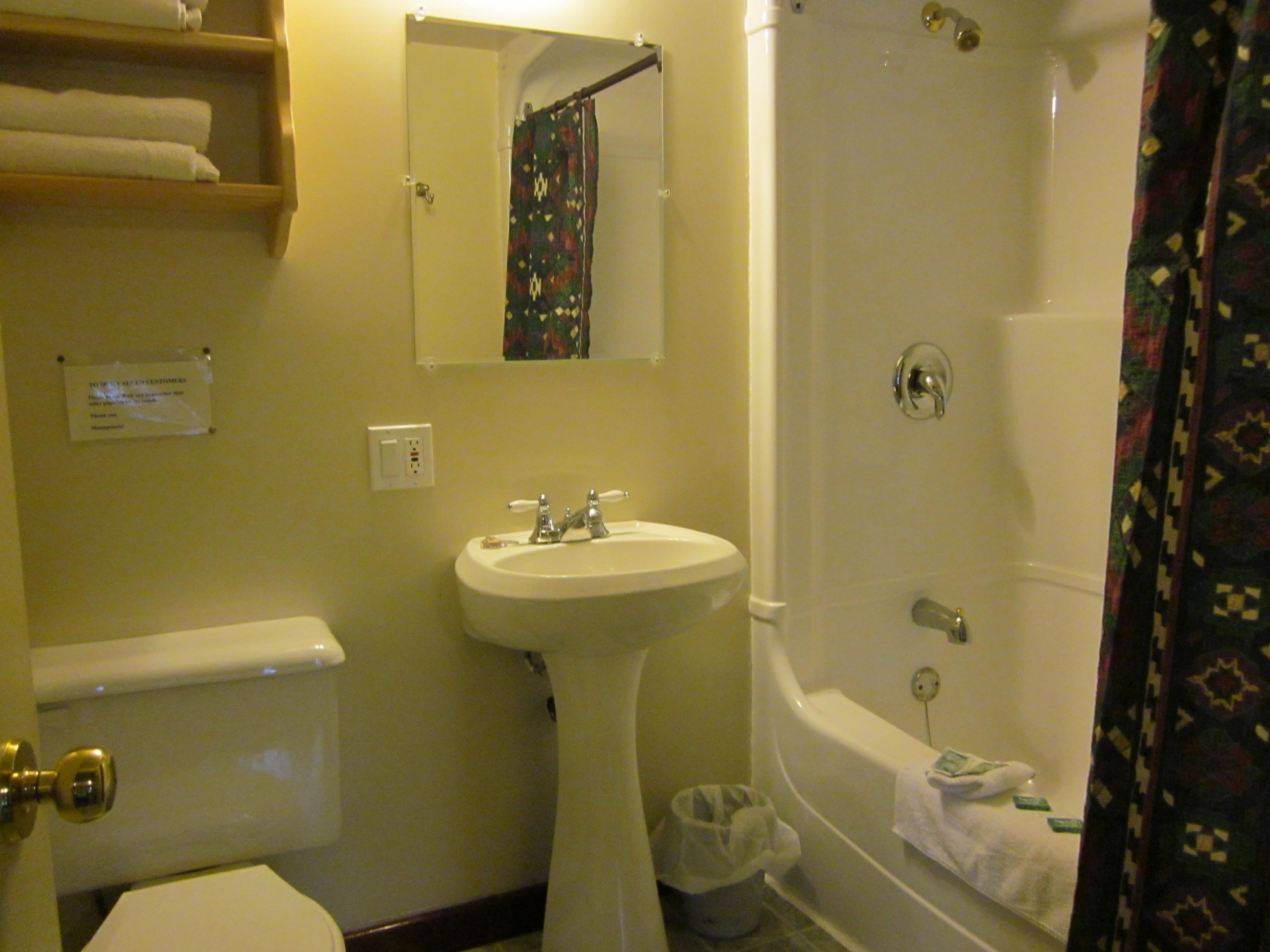 Ein Badezimmer mit Toilette, Waschbecken und Dusche.