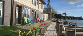 薩伯爾河碼頭和渡假山林小屋