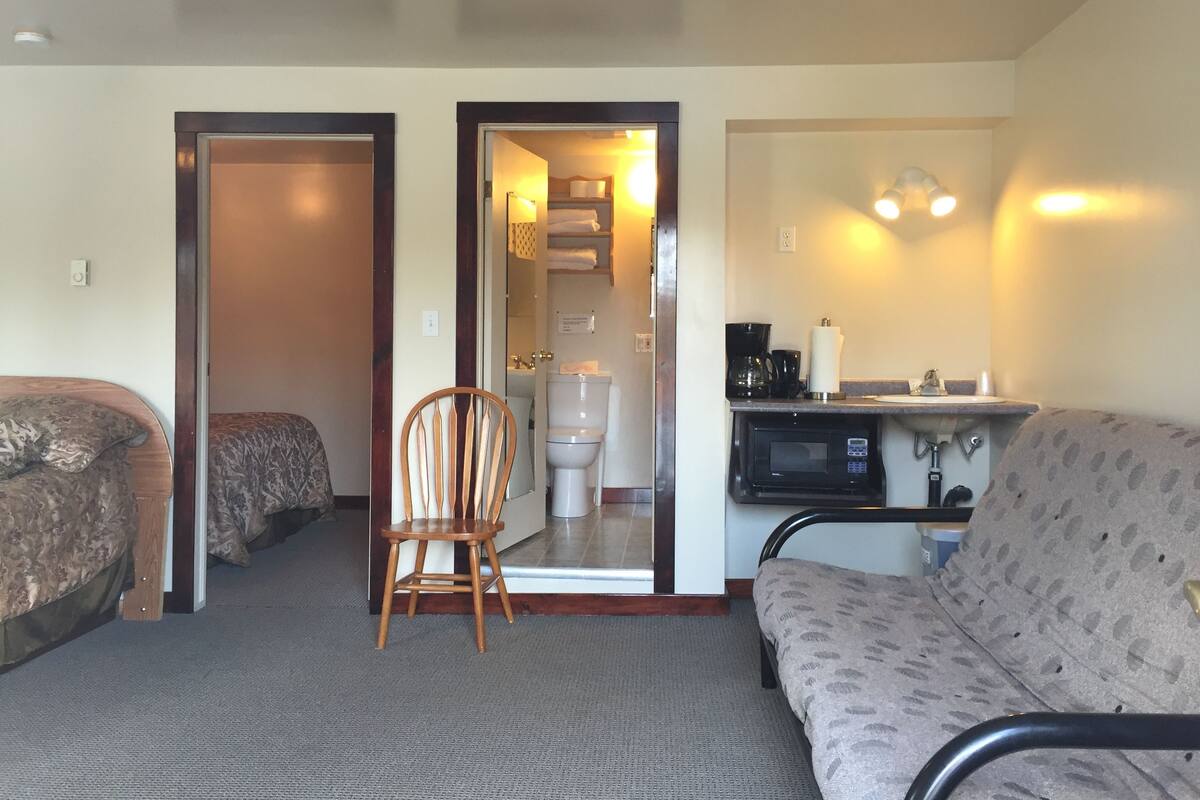 Standard Suite, Berbilang Katil, Refrigerator & Microwave, River View (Elvis) | Ruang tamu | TV, pemain DVD 