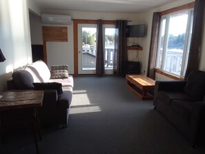 Familiesuite, 3 soverom, tekjøkken, elveutsikt (Lodge) | Oppholdsområde | TV og DVD-spiller