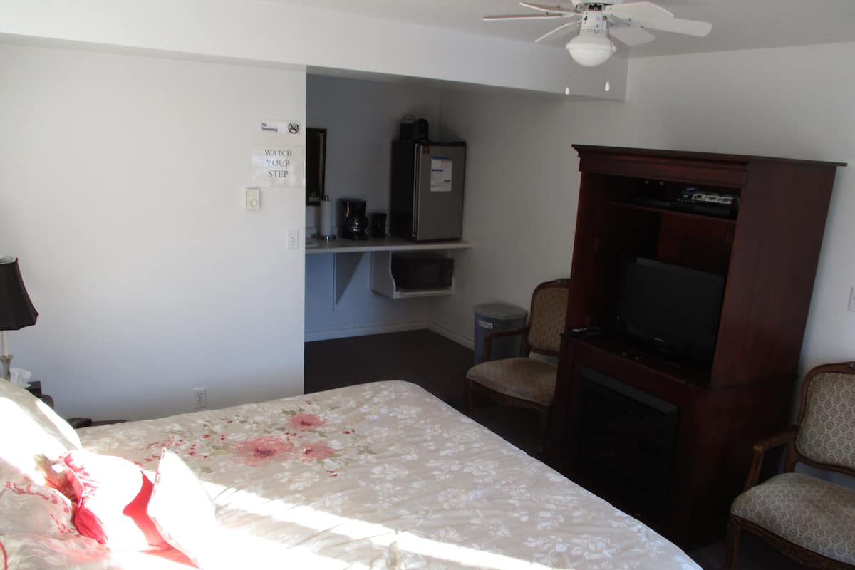 Standard Room, 1 Katil Raja (King), Refrigerator & Microwave, River View (Kings Landing) | Wi-fi percuma, dihias secara berasingan 
