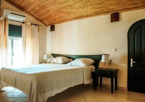 2 bedrooms, in-room safe, desk, iron/ironing board