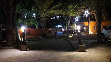 Vista frontal de la propiedad por la tarde o noche