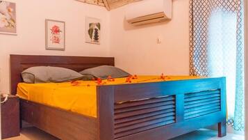 2 habitaciones, caja de seguridad en la habitación y escritorio