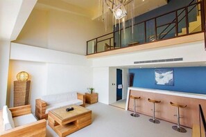 Decoración personalizada, muebles diferentes y escritorio 