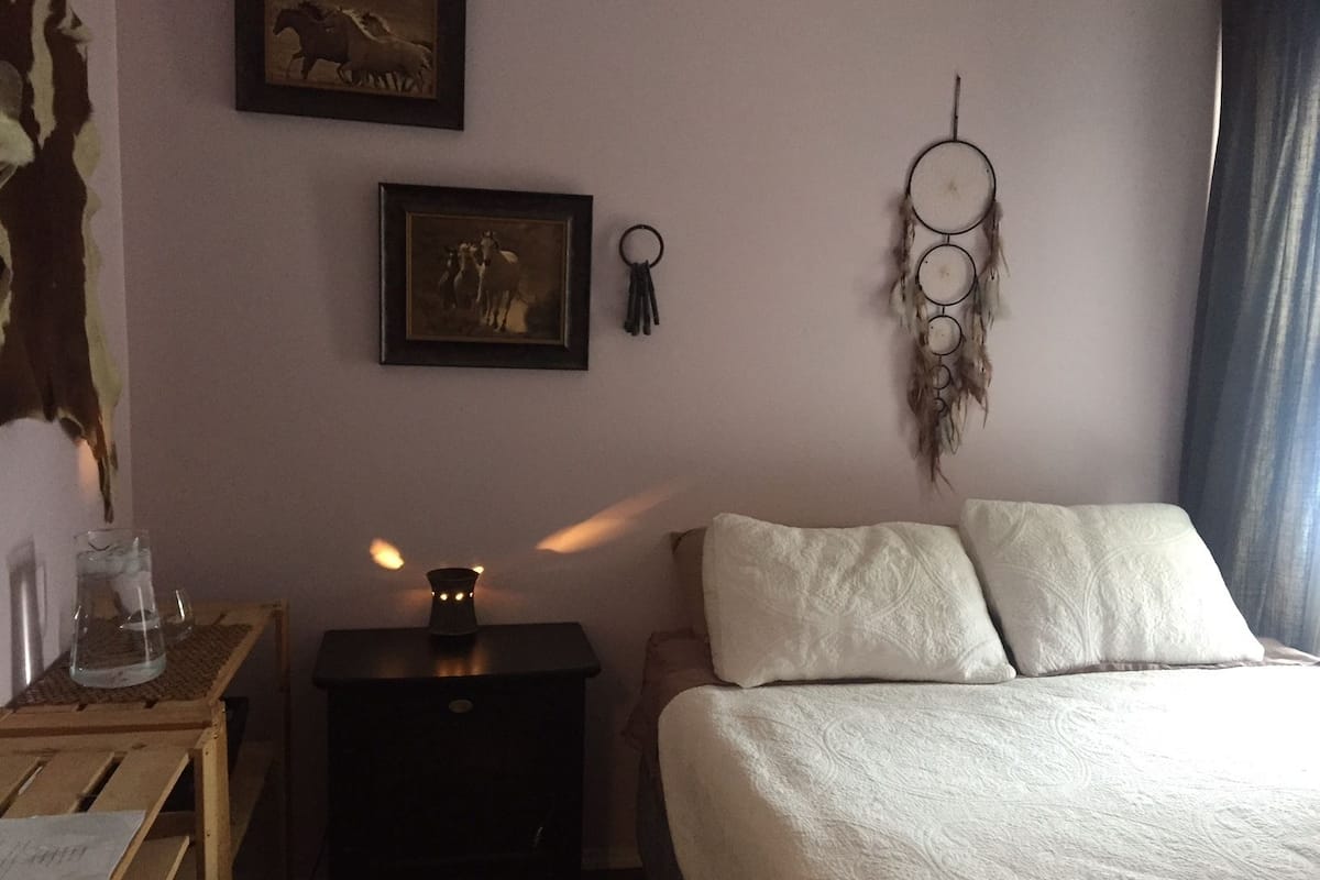 Room, 1 Katil Ratu (Queen) (Cozy Barn Loft) | Dihias secara berasingan, dilengkapkan perabot secara berasingan, Wi-fi