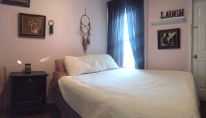 Huone, 1 keskisuuri parisänky (Cozy Barn Loft) | Yksilöllisesti sisustettu, yksilöllisesti kalustettu, Wi-Fi