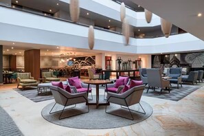 Se sirven desayunos, almuerzos y cenas; cocina internacional