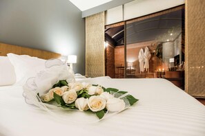 Minibar, caja de seguridad en la habitación y escritorio 