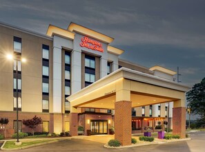 A Hampton Inn & Suites building with a covered entrance, brick facade, and clear signage. - Hampton Inn & Suites Rome (Rome)