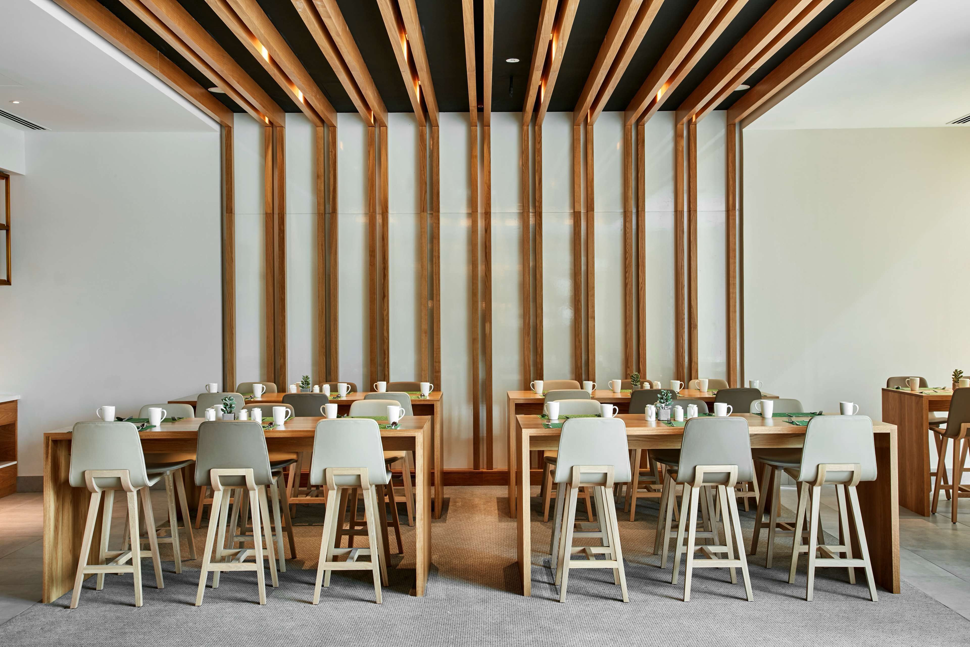 breakfast, lunch, dinner served; international cuisine