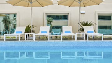 2 udendørs pools, parasoller, liggestole