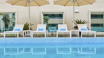 2 piscines extérieures, parasols de plage, chaises longues