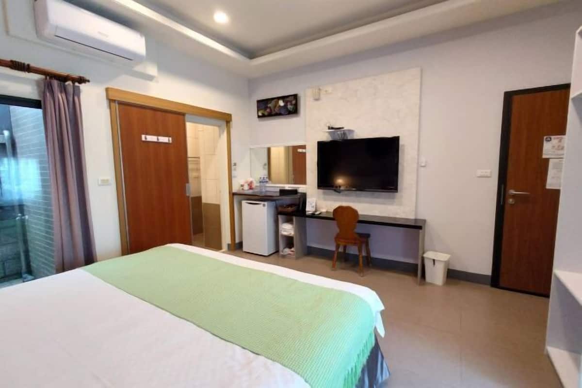 Premium bedding, down duvets, pillow-top beds, blackout curtains