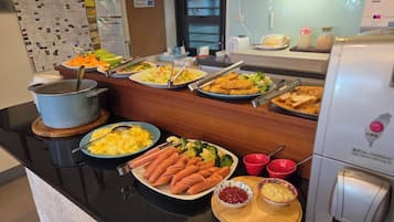Frokost med lokale retter er inkludert hver dag