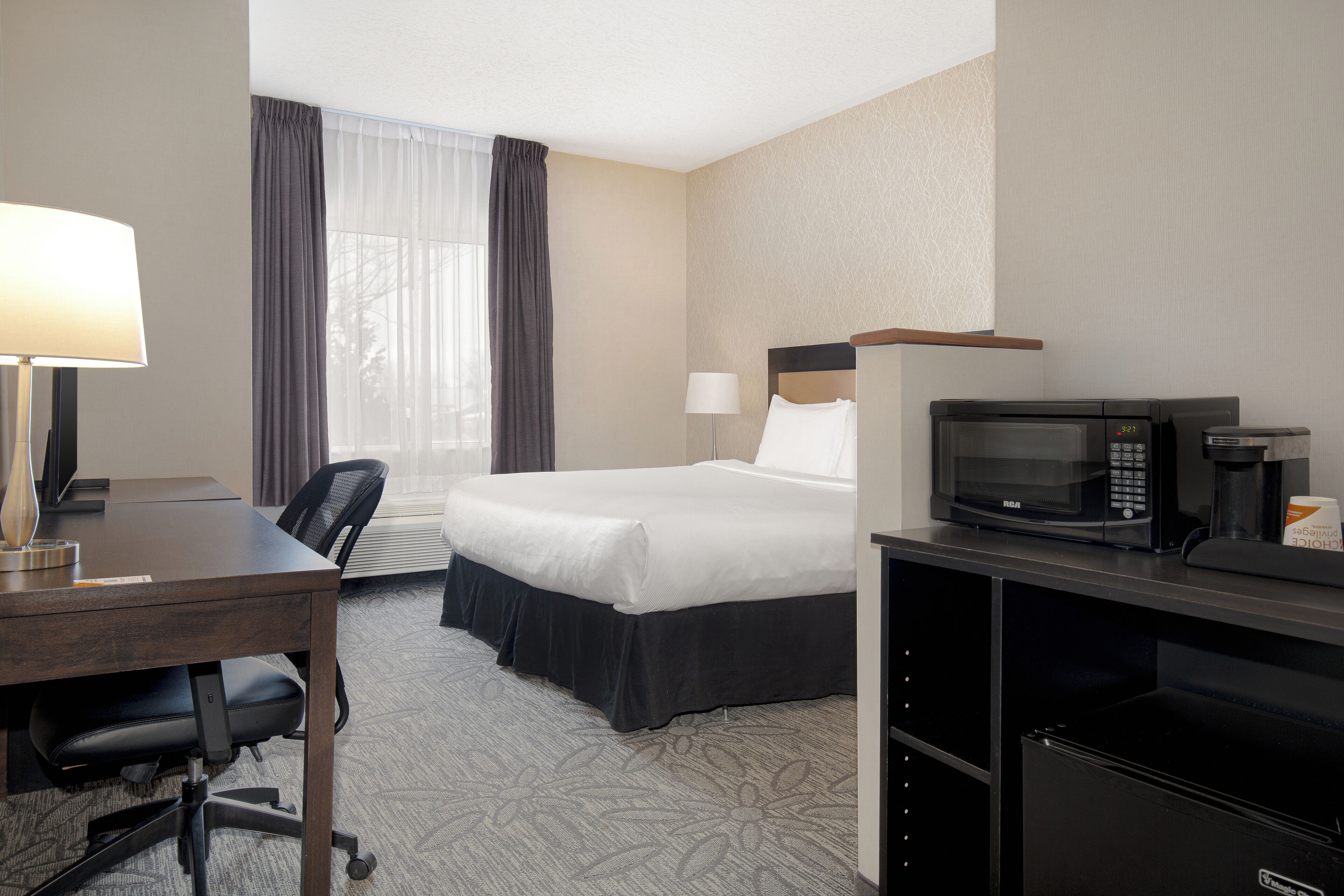 standard room, non smoking | hypo-allergenic bedding, desk, iron/ironing board, free wifi