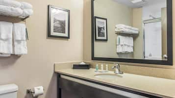 Articles de toilette gratuits, sèche-cheveux, serviettes fournies