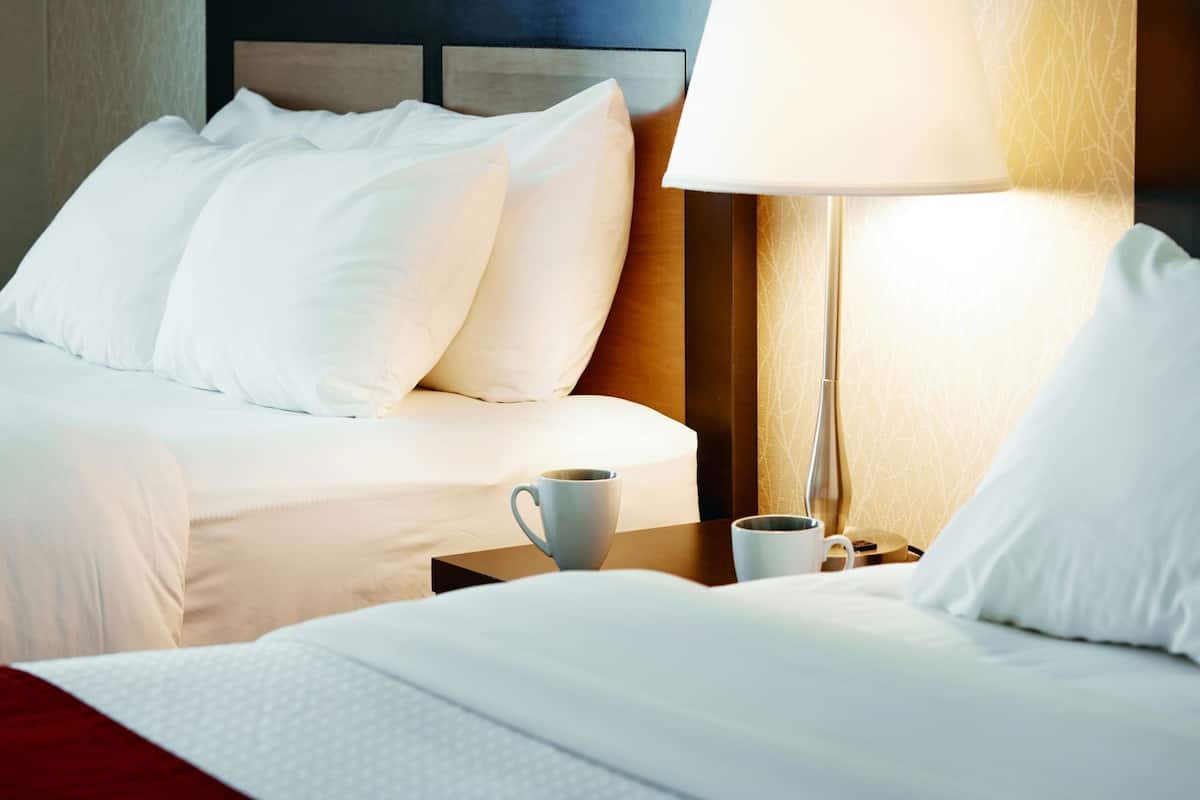 Ropa de cama hipoalergénica, escritorio y tabla de planchar con plancha