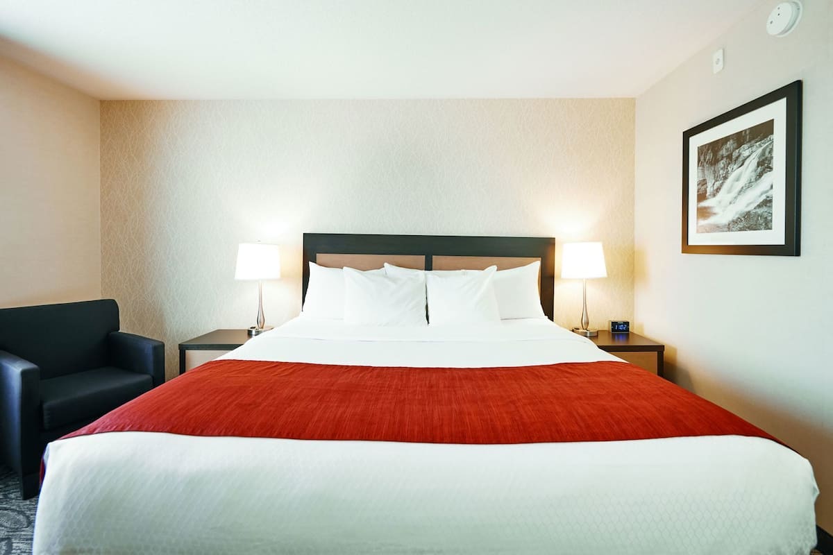 Ropa de cama hipoalergénica, escritorio y tabla de planchar con plancha