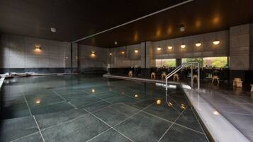 Shower, pengering rambut, sandal, dan toilet dengan bidet elektronik