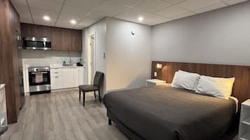 Deluxe-Zimmer, 1 Queen-Bett, Küche | Betten mit Memory-Foam-Matratzen, Schreibtisch, Verdunkelungsvorhänge