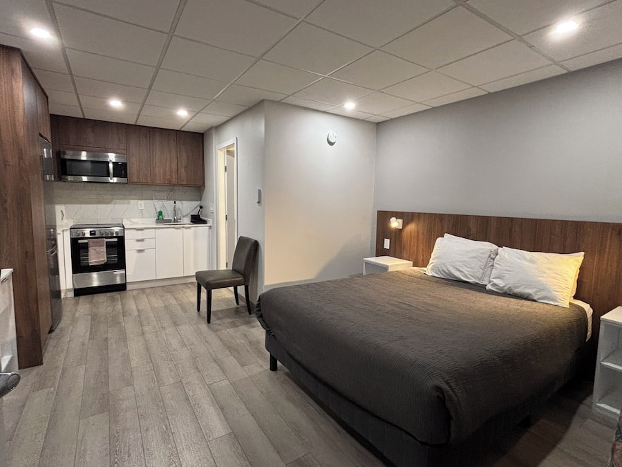 Deluxe kamer, 1 queensize bed, keuken | Bedden met traagschuimmatras, een bureau, verduisterende gordijnen