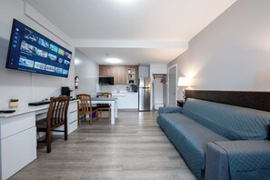 Superior suite, 1 slaapkamer, keuken | Bedden met traagschuimmatrassen, een bureau, verduisterende gordijnen