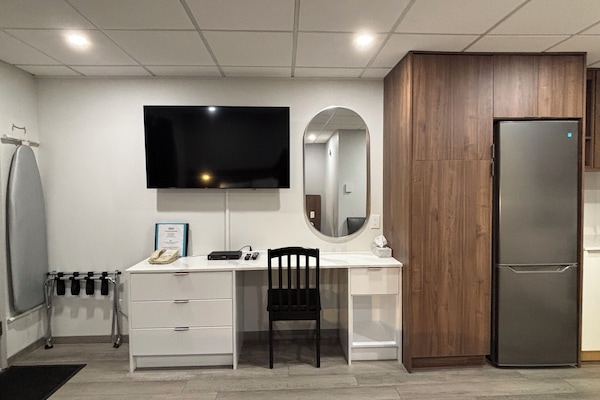 Deluxe kamer, 1 queensize bed, keuken | Bedden met traagschuimmatrassen, een bureau, verduisterende gordijnen