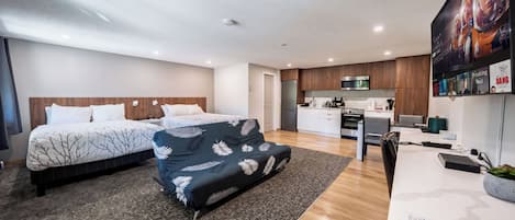 Chambre Deluxe, 2 grands lits, cuisine (A) | Lit avec matelas en mousse à mémoire, bureau, rideaux d’obscurcissement