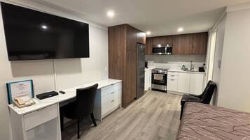 Chambre Deluxe, 1 très grand lit, cuisine | Lit avec matelas en mousse à mémoire, bureau, rideaux d’obscurcissement