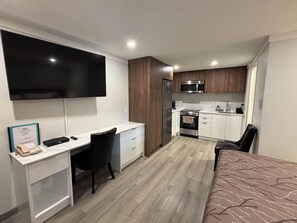 Memory-foam beds, desk, blackout curtains, iron/ironing board - Western Traveller Motel (Grand Forks)