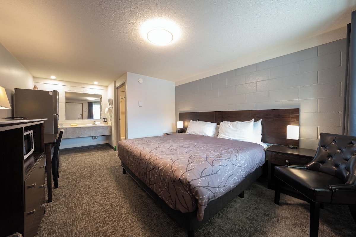 Room, 1 King Bed, Refrigerator & Microwave, Mountain View