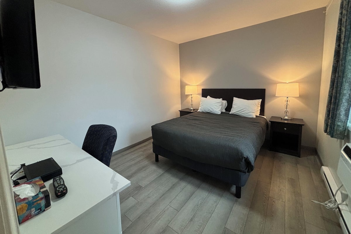 Suite superior, 1 habitación, cocina | Camas con efecto memoria, escritorio y cortinas blackout