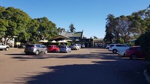 Free self-parking - Royal Hotel Singleton (Singleton)
