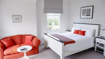Standard dubbelrum - 1 queensize-säng - privat badrum - trädgård (Much Ado) | Strykjärn/strykbräda, barnsängar, gratis wi-fi och sängkläder