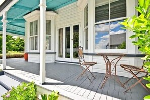 Porch - Villa Shakespeare (Cambridge)