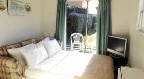 Cottage, 1 Queen Bed with Sofa bed, Garden View (The Garden Cottage) | Iron/ironing board, cots/infant beds, free WiFi, bed sheets - Villa Shakespeare (Cambridge)