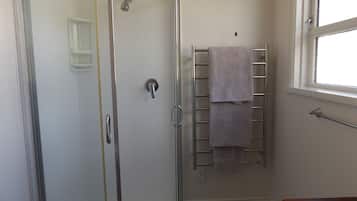 ห้องคอมฟอร์ทดับเบิลหรือทวิน, เตียงควีนไซส์ 1 เตียง และโซฟาเบด, วิวสวน, ติดสวน | ห้องน้ำ | ฝักบัว, ของใช้ในห้องน้ำฟรี, ไดร์เป่าผม, ผ้าเช็ดตัว