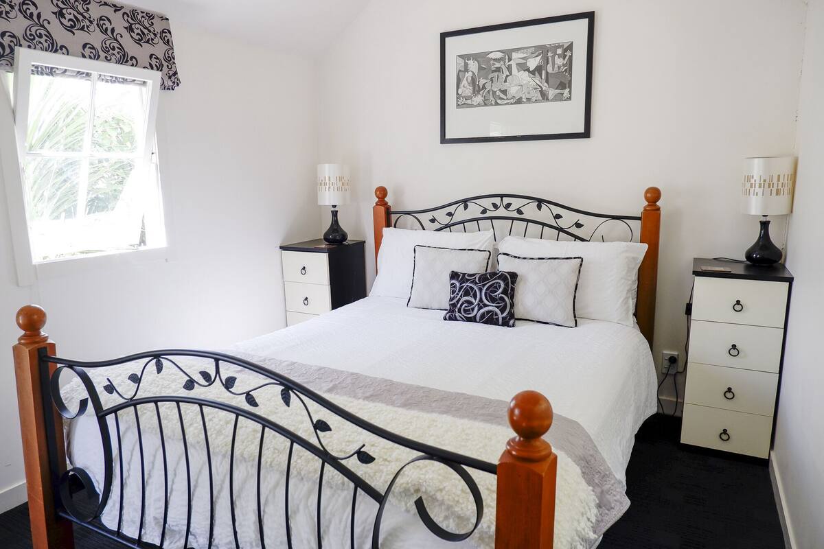 Cottage, 1 Tempat Tidur Queen dengan tempat tidur Sofa, pemandangan kebun (The Garden Cottage) | Setrika/meja setrika dan tempat tidur bayi (biaya tambahan)