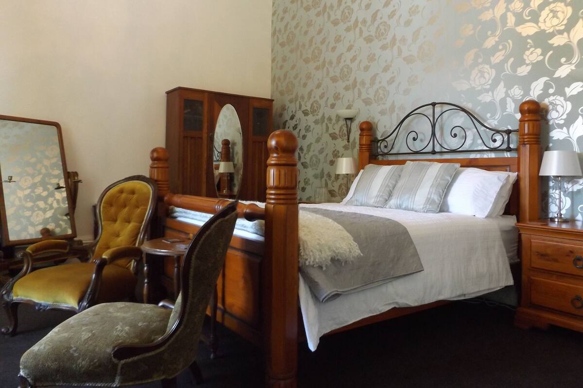 Kamar Double Tradisional, 1 Tempat Tidur Queen (Midsummer Nights Dream) | Setrika/meja setrika dan tempat tidur bayi (biaya tambahan)