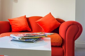 Standard dubbelrum - 1 queensize-säng - privat badrum - trädgård (Much Ado) | Strykjärn/strykbräda, barnsängar, gratis wi-fi och sängkläder