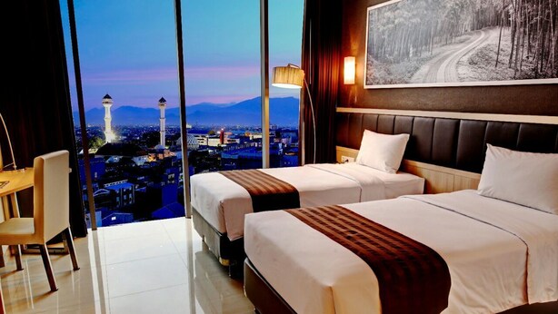 Deluxe Twin Room | In-room safe, desk, WiFi (free), bed sheets - Pasar Baru Square Hotel Bandung Powered by Archipelago (Bandung)