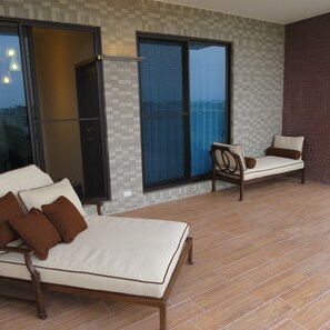 Premium-Dreibettzimmer, Mehrere Betten | Terrasse/Patio