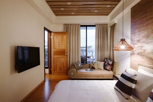 Escritorio, sistema de insonorización y camas plegables/adicionales