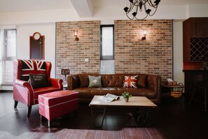 Familienzimmer | Wohnbereich | LCD-Fernseher