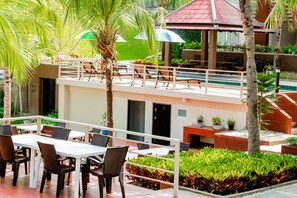 Déjeuner, dßner et souper servis sur place, vue sur la piscine