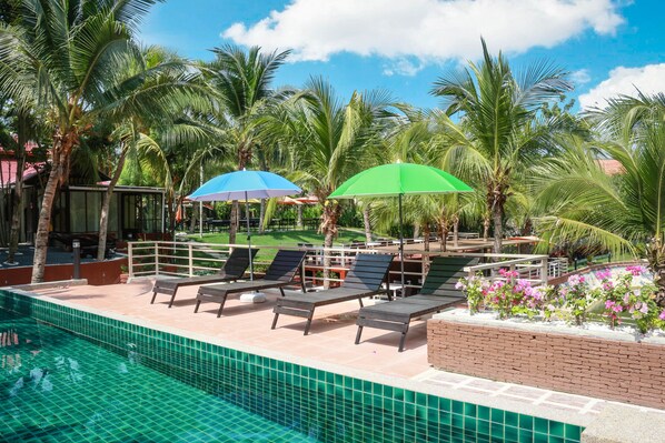 2 piscines extérieures, parasols, chaises longues