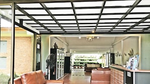 A modern lobby with a leather sofa, a reception desk, and a glass partition. - Royal Lee Resort & Spa (Sa Khu)